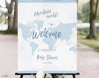 Puede incluir: Un cartel de bienvenida azul y blanco para un baby shower con un mapa del mundo de fondo y el texto "¡La aventura te espera! Bienvenida a la baby shower de Carmen 12.04.20XX".