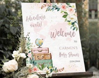 Könnte beinhalten: Ein rosafarbenes und weißes Willkommens-Schild für eine Babyparty mit Blumenmuster und einem Globus mit Koffern. Der Text auf dem Schild lautet "Abenteuer wartet! Willkommen zur Babyparty von Carmen 12.04.20XX".