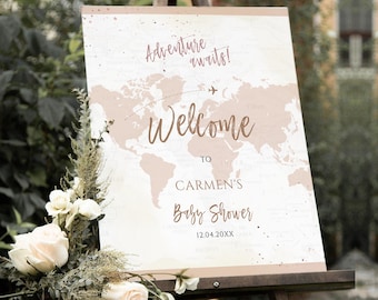Puede incluir: Un cartel de bienvenida para un baby shower con un mapa del mundo de fondo. El cartel dice "¡La aventura te espera! Bienvenida a la baby shower de Carmen 12.04.20XX".