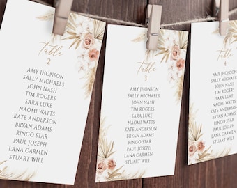 Puede incluir: Cuatro tarjetas de mesa beige con un diseño floral y las palabras "Mesa 2", "Mesa 3" y "Mesa 4" impresas en ellas. Cada tarjeta enumera un conjunto de nombres.