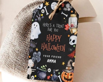 Può includere: Un sacchetto regalo di iuta con un'etichetta a tema Halloween. L'etichetta nera presenta una varietà di illustrazioni spettrali, tra cui un fantasma, un teschio e una zucca. Il testo sull'etichetta recita "Here's a treat for you Happy Halloween."