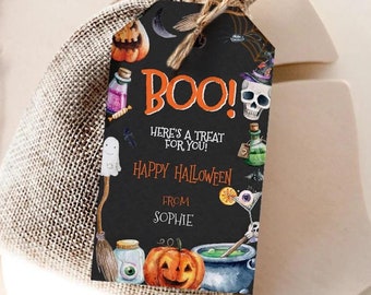 Può includere: Un sacchetto regalo a tema Halloween con un'etichetta nera. L'etichetta recita "BOO! Ecco un dolcetto per te! Happy Halloween" con illustrazioni di una zucca, un teschio, bottiglie di pozione e un calderone. La borsa è fatta di iuta e legata con spago.