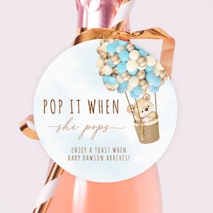 Etichette Pop It When She Pops Etichette per bomboniere per baby shower Etichette per mini champagne con orsacchiotto blu Etichette per baby shower con palloncini blu Etichette per bottiglie di vino Etichetta per champagne