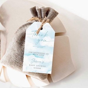 Puede incluir: Etiqueta de agradecimiento en acuarela azul y blanca con el texto "Gracias por colmarnos de amor Jessica's Baby Shower 12.12.20XX".