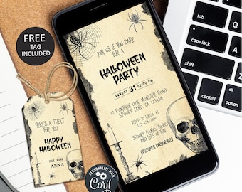 Pode incluir: Um smartphone exibe um convite para uma festa de Halloween com um design vintage. O convite inclui uma caveira, aranhas e texto. Uma etiqueta correspondente com uma caveira e uma aranha está anexada. O tema é assustador e festivo.