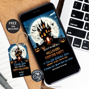 Op de afbeelding: Een uitnodiging voor een Halloween-verkleedfeest op een smartphonescherm en een bijpassend label. Het ontwerp toont een spookkasteel, vleermuizen, pompoenen en een volle maan. Op het label staat "Thank You, Happy Halloween".