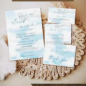 Pu&ograve; includere: Un invito a una festa di benvenuto per il bambino con un design di nuvola acquerellata blu. L'invito dice "We're on cloud nine" e include i dettagli della festa, tra cui il nome del festeggiato, la data, l'ora e il luogo. L'invito include anche informazioni sul registro dei regali.