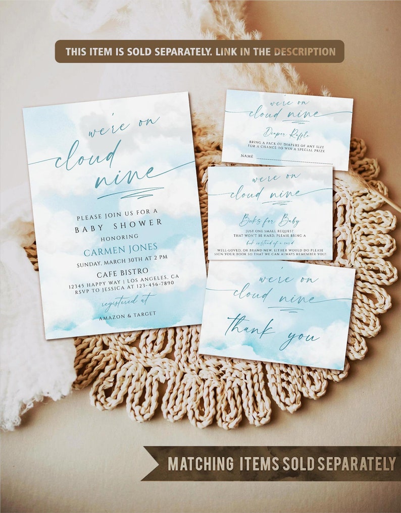 Pu&ograve; includere: Un invito a una festa di benvenuto per il bambino con un design di nuvola acquerellata blu. L'invito dice "We're on cloud nine" e include i dettagli della festa, tra cui il nome del festeggiato, la data, l'ora e il luogo. L'invito include anche informazioni sul registro dei regali.