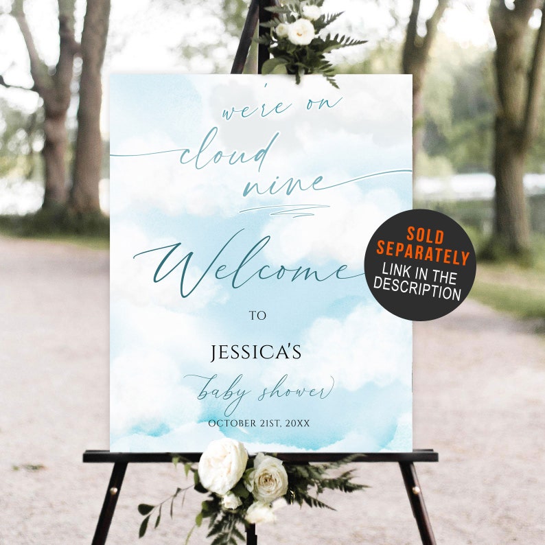 Pu&ograve; includere: Un cartello di benvenuto per una baby shower di colore blu e bianco con il testo "We're on cloud nine" e "Welcome to Jessica's baby shower" con la data "October 21st, 20XX".