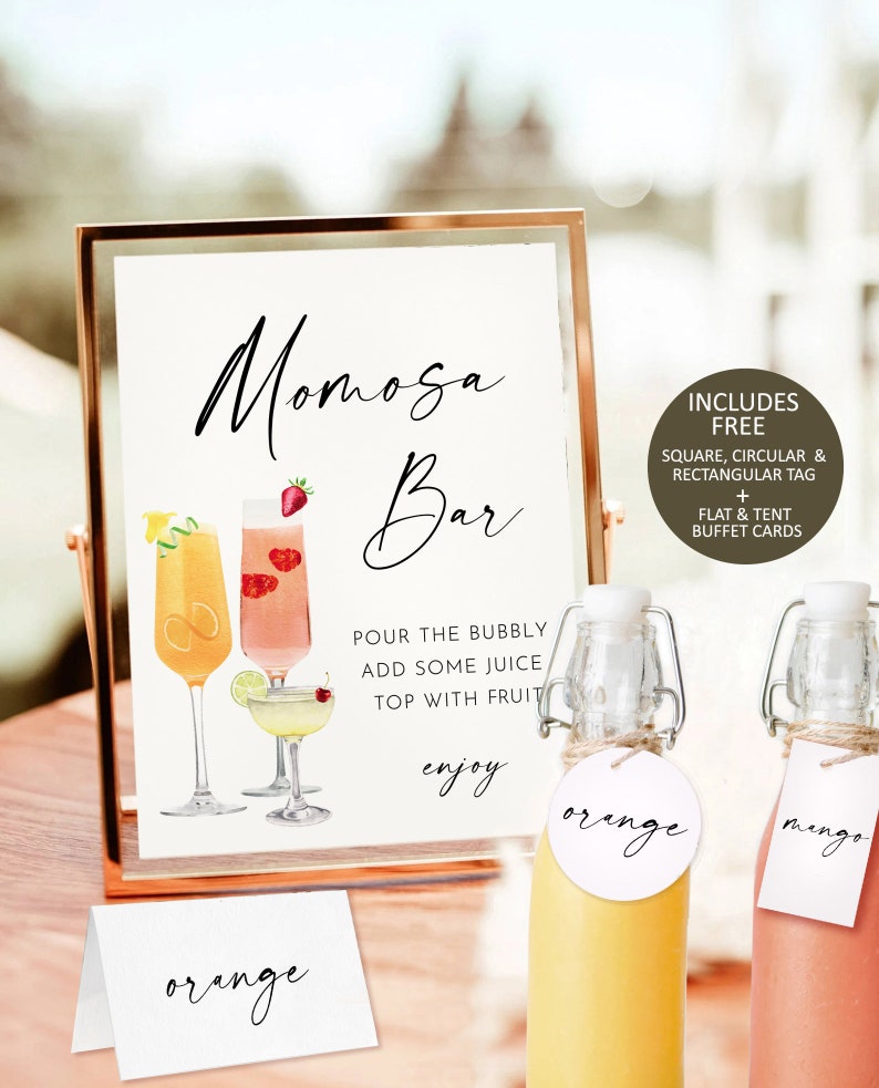 Puede incluir: Un cartel para una barra de mimosa con una ilustraci&oacute;n de acuarela de tres vasos de mimosa. El cartel dice "Barra de mimosa" y "Vierte el burbujeante, agrega algo de jugo, cubre con fruta, disfruta". Hay dos botellas de vidrio con etiquetas que dicen "naranja" y "mango".