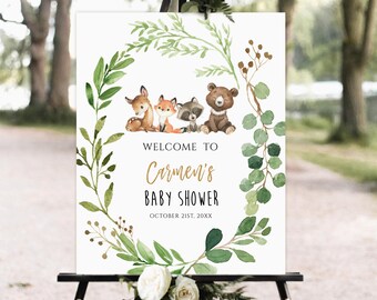 Op de afbeelding: Welkom op Carmen's Baby Shower bord met een groene krans van bladeren en bosdieren, waaronder een hert, een vos, een wasbeer en een beer. Het bord staat "Welkom op Carmen's Baby Shower, 21 oktober 20XX".
