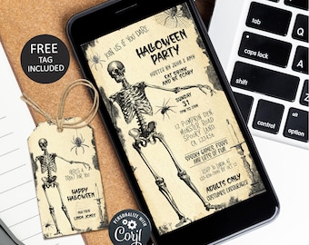 Pode incluir: Um smartphone exibe um convite para uma festa de Halloween com uma ilustração de esqueleto. Uma etiqueta correspondente com um esqueleto e uma aranha também está presente. O convite inclui detalhes do evento e o texto "Happy Halloween."