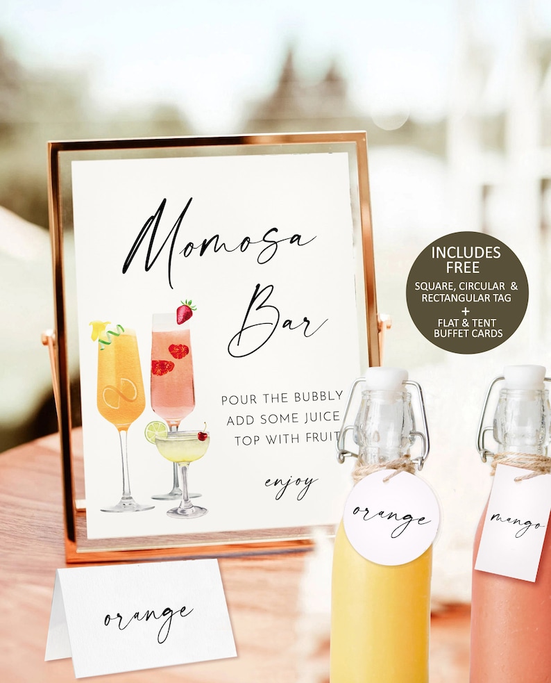 Puede incluir: Un cartel para una barra de mimosa con una ilustraci&oacute;n de acuarela de tres vasos de mimosa. El cartel dice "Barra de mimosa" y "Vierte el burbujeante, agrega algo de jugo, cubre con fruta, disfruta". Hay dos botellas de vidrio con etiquetas que dicen "naranja" y "mango".
