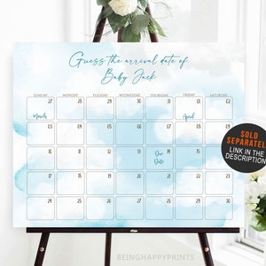 Pu&ograve; includere: Un calendario ad acquerello blu e bianco con il testo "Indovina la data di arrivo di Baby Jack" in alto. Il calendario &egrave; per marzo e aprile e ha uno spazio per gli ospiti per indovinare la data di nascita del bambino.