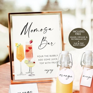 Puede incluir: Un cartel para una barra de mimosa con una ilustraci&oacute;n de acuarela de tres vasos de mimosa. El cartel dice "Barra de mimosa" y "Vierte el burbujeante, agrega algo de jugo, cubre con fruta, disfruta". Hay dos botellas de vidrio con etiquetas que dicen "naranja" y "mango".