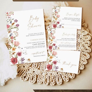 K&ouml;nnte beinhalten: Ein Set aus drei Babyparty-Karten mit Blumenmustern. Die Einladungskarte lautet "Baby Shower" und enth&auml;lt den Namen Carmen Jones. Die Windel-Tombola-Karte lautet "Diaper Raffle" und bittet die G&auml;ste, eine Packung Windeln mitzubringen. Die Karte "B&uuml;cher f&uuml;r Baby" bittet die G&auml;ste, ein Buch anstelle einer Karte mitzubringen.