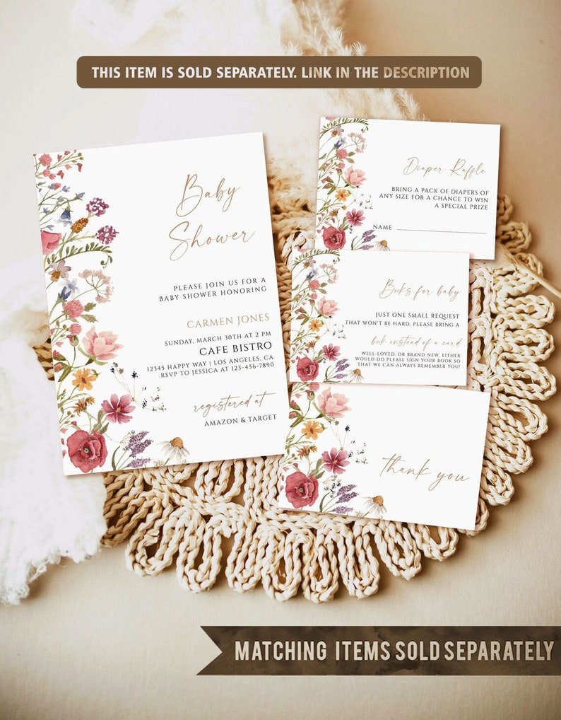 K&ouml;nnte beinhalten: Ein Set aus drei Babyparty-Karten mit Blumenmustern. Die Einladungskarte lautet "Baby Shower" und enth&auml;lt den Namen Carmen Jones. Die Windel-Tombola-Karte lautet "Diaper Raffle" und bittet die G&auml;ste, eine Packung Windeln mitzubringen. Die Karte "B&uuml;cher f&uuml;r Baby" bittet die G&auml;ste, ein Buch anstelle einer Karte mitzubringen.
