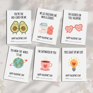 Könnte beinhalten: Sechs Valentinstagskarten mit niedlichen Illustrationen und Wortspielen. Die Karten zeigen Avocados, Milch und Kekse, herzförmige Brillen, einen Globus, eine Kaffeetasse und eine Glühbirne. Jede Karte trägt den Text "Happy Valentine's Day".