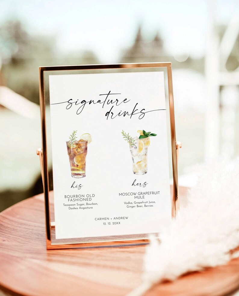 Pode incluir: Um cartaz branco com texto preto e ilustra&ccedil;&otilde;es de dois coquet&eacute;is. O cartaz diz "Signature Drinks" e lista os ingredientes de um Bourbon Old Fashioned e um Moscow Mule. O cartaz tamb&eacute;m inclui os nomes Carmen e Andrew e a data 12. 12. 20XX.