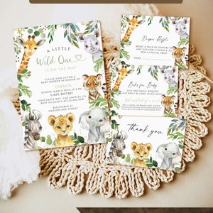Op de afbeelding: Een babyshower-uitnodiging met een jungle-thema. De uitnodiging bevat een aquarel-illustratie van een giraffe, neushoorn, tijger, leeuw, zebra en olifant. De tekst op de uitnodiging luidt: "Een klein wild beestje is onderweg".