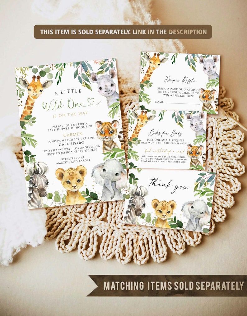 Op de afbeelding: Een babyshower-uitnodiging met een jungle-thema. De uitnodiging bevat een aquarel-illustratie van een giraffe, neushoorn, tijger, leeuw, zebra en olifant. De tekst op de uitnodiging luidt: "Een klein wild beestje is onderweg".