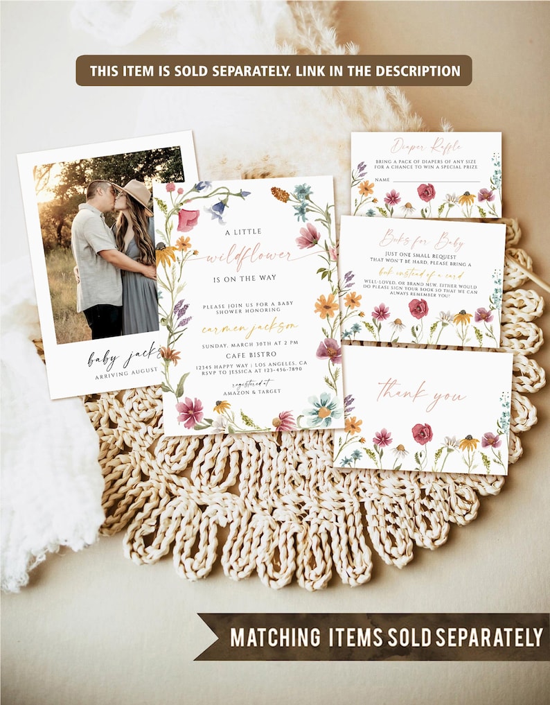K&ouml;nnte beinhalten: Ein Satz druckbarer Babyparty-Einladungen mit einem floralen Design. Die Einladungen zeigen eine Aquarell-Illustration von Wildblumen in Rosa-, Gelb- und Blaut&ouml;nen. Der Text auf den Einladungen lautet "Eine kleine Wildblume ist unterwegs" und enth&auml;lt Details zur Babyparty, wie Datum, Uhrzeit und Ort. Die Einladungen beinhalten auch eine Dankeskarte und eine Windel-Tombola-Karte.