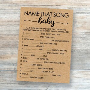 Puede incluir: Una tarjeta de papel marr&oacute;n con un juego llamado "Name That Song Baby". El juego tiene 15 preguntas, cada una con un espacio en blanco para que el jugador complete la palabra que falta "baby" de un t&iacute;tulo de canci&oacute;n. El juego est&aacute; dise&ntilde;ado para un baby shower.