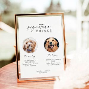 Pode incluir: Um cartaz branco com o texto "Signature Drinks" no topo. O cartaz apresenta duas fotos de c&atilde;es, uma com a legenda "The Marley" e a outra com a legenda "The Lassie". Abaixo de cada foto h&aacute; uma descri&ccedil;&atilde;o de uma bebida com o mesmo nome. O cartaz tamb&eacute;m inclui os nomes "Carmen & Andrew" e a data "12.12.20XX".