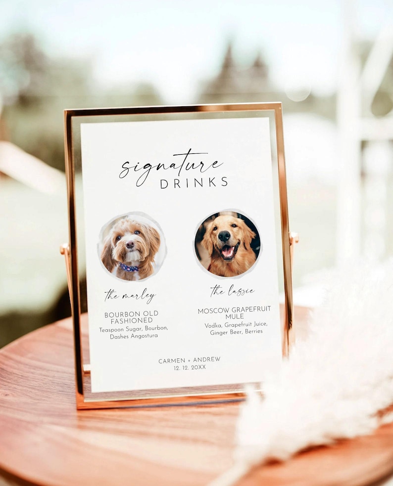 Pode incluir: Um cartaz branco com o texto "Signature Drinks" no topo. O cartaz apresenta duas fotos de c&atilde;es, uma com a legenda "The Marley" e a outra com a legenda "The Lassie". Abaixo de cada foto h&aacute; uma descri&ccedil;&atilde;o de uma bebida com o mesmo nome. O cartaz tamb&eacute;m inclui os nomes "Carmen & Andrew" e a data "12.12.20XX".