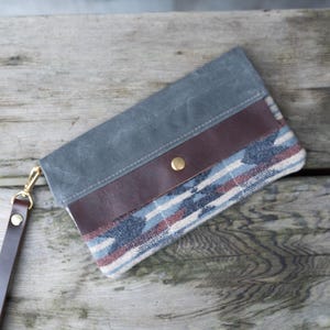 Cartera minimalista grande de cuero y lona encerada hecha a mano: fina, elegante y funcional, de lana Pendleton