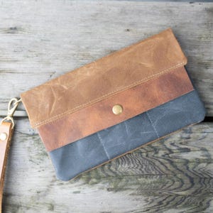 Cartera minimalista grande de lona encerada y cuero hecha a mano: fina, elegante y funcional, color tostado y gris
