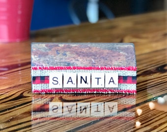 Rustiek scrabbleblok kerstman - kerstdecor van teruggewonnen hout