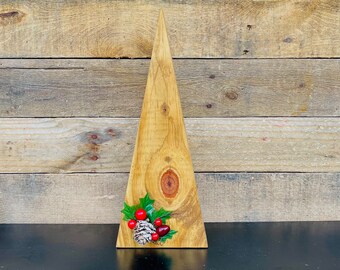 Gouden eiken houten kerstboom: rustiek decor voor op de plank