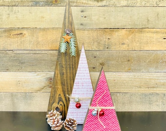 Rustieke houten kerstboomset: walnoot, rode en witte plankenhouder