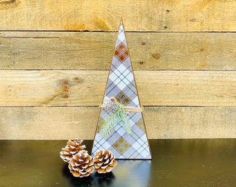 Rustieke houten kerstboom: goud-wit geruite plankhouder