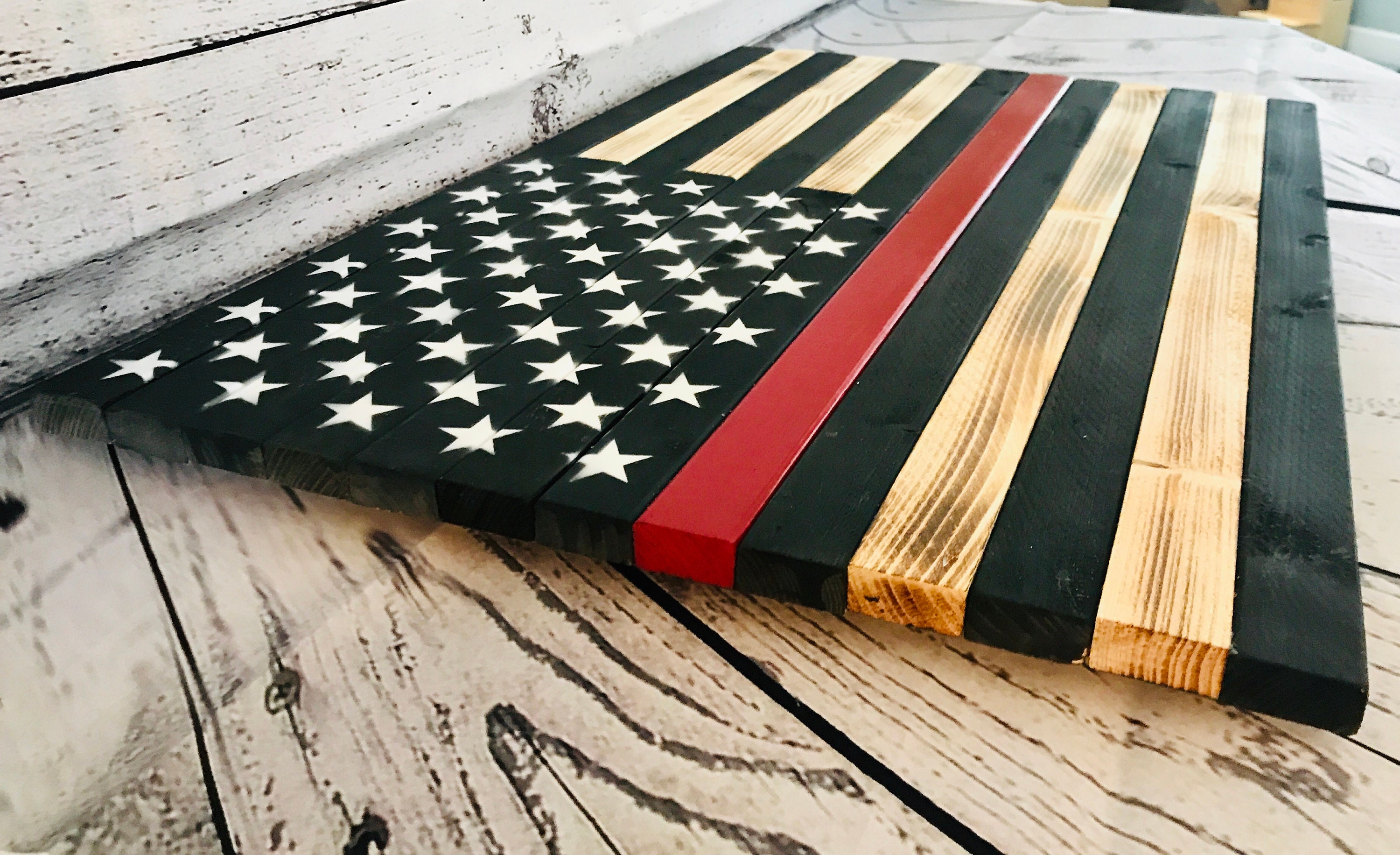 Feuerwehrmann Flaggen-Schild – „Thin Red Line“ USA Design, Doppelseitig, 43x33 Cm, Mit H-Pfahl, Wetterfest