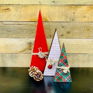 Rustikales Weihnachtsbaum-Set aus Holz: Rot, Weiß & Karo-Dekor