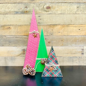 Rustikales Weihnachtsbaum-Set aus Holz: Rot, Grün, kariert