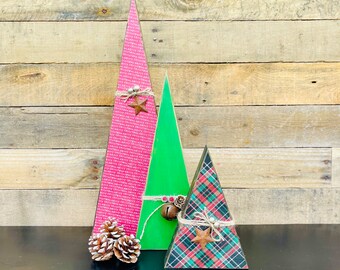 Rustieke houten kerstboomset: rood, groen, geruite plankenhouders