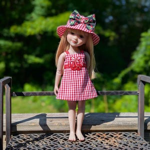 14,5 Zoll Ruby Red Fashion Friends Doll Sommerkirschen Sommerkleid und Hut