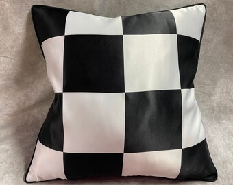 Puede incluir: Almohada a cuadros blanco y negro con acabado satinado.