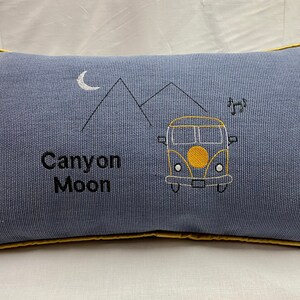 Canyon Moon Harry geborduurd indigoblauw lendenkussen