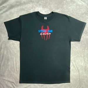 以下が含まれることがあります： スパイダーマンのロゴが赤と青で描かれた黒いTシャツ。テキストは「スパイダーマン ノー・ウェイ・ホーム」です。