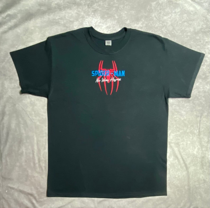 以下が含まれることがあります： スパイダーマンのロゴが赤と青で描かれた黒いTシャツ。テキストは「スパイダーマン ノー・ウェイ・ホーム」です。
