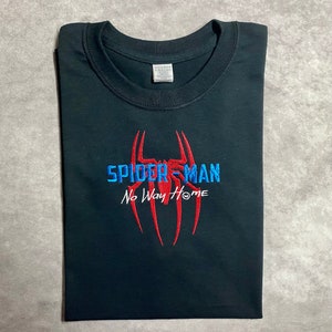 以下が含まれることがあります： 赤い糸と青い糸で刺繍されたスパイダーマンのロゴと「No Way Home」の文字が書かれた黒いTシャツ。
