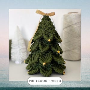 Könnte beinhalten: Ein grüner gehäkelter Weihnachtsbaumschmuck mit goldenen Sternen und einem goldenen Band. PDF EBOOK + VIDEO.