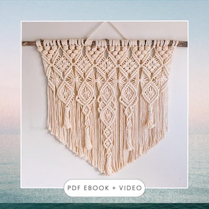 Peut inclure: Une suspension murale en macramé beige avec une baguette en bois en haut et des glands en bas. La suspension murale présente un motif géométrique avec des formes de diamants et un motif d'étoile répété. Le texte "PDF EBOOK + VIDEO" est imprimé sous la suspension murale.