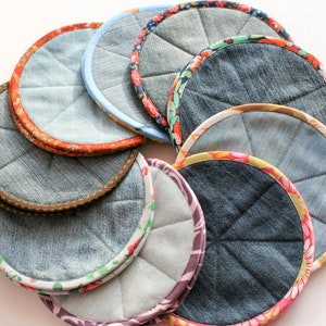 Set of 2 hot pot holders, reused fabrics, round kitchen mats, quilted pads for table, heat resistant round grabs, zero waste, handmade