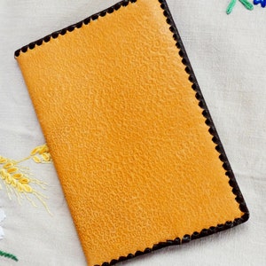 Petit carnet vintage avec couverture en cuir gaufré fabriqué en Estonie 1980
