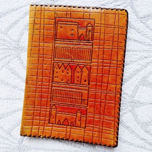 Vintage pequeño porta documentos en relieve cuero cuaderno/cubierta de libro hecho en Estonia 1980